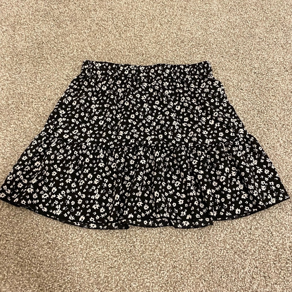 Black & white ditsy floral skirt